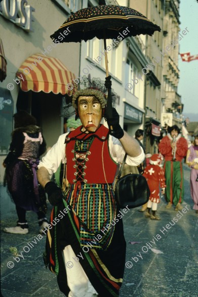 Image of sheet 19803004 photo 8: Fasnächtler in Tracht mit Holzmaske, Luzern 1980.
Carneval, Lucerne Switzerland 1980.