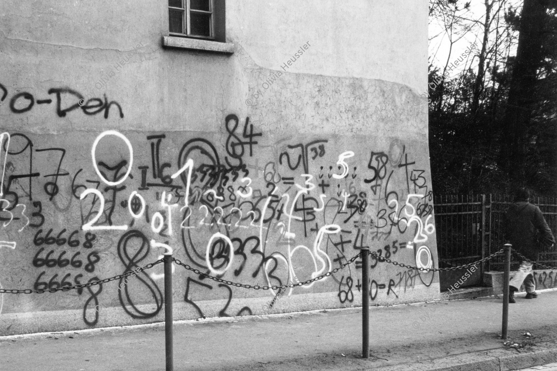 Image of sheet 19810020 photo 1: Graffiti von Harald Nägeli bei der Universität mit Zahlengebilde 
Jugendbewegung Bewegig AJZ Zürcher Jugendunruhen Demonstrationen
Zürich youth movement 1981 √ protest art Kunst Kreis 6 University