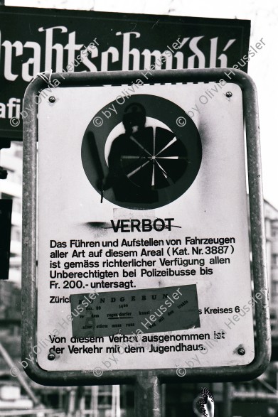 Image of sheet 19810020 photo 13: Verbotstafel beim alten Drahtschmidli Jugendhaus. 
Graffiti Spray Bulle Polizei Beamter mit Schild gesprayt. Art Kunst Verbot Fahrverbot Tafel Helmet youthculture HEH 
Jugendbewegung Bewegig AJZ Zürcher Jugendunruhen Demonstrationen
Zürich youth movement 1981 

Police officer with protective shield sprayed on driving ban road sign, autonomous youth movement, Zürich Switzerland for HEH