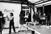 Image of sheet 19810020 photo 15: Erste Ausgabe des «Brecheisen» wird im alten Jugendhaus Drahtschmidli ausgeladen, Zuerich 1981. Punk Graffiti Print Media
Jugendbewegung Bewegig AJZ Zürcher Jugendunruhen Demonstrationen
Zürich youth movement