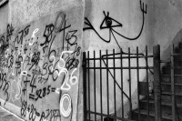 Image of sheet 19810020 photo 2: Graffiti von Harald Naegeli (re) mit Zahlen, Zuerich 1981. 
Graffiti par Harald Naegeli un artiste Suisse, avec des formations numériques devant l'université de Zurich. Spray bild Art KUnst Naegeli Zahlen Schule Student Mathematik Tor 

Exhibition: Photobastei 2.0 Zürich 2020
