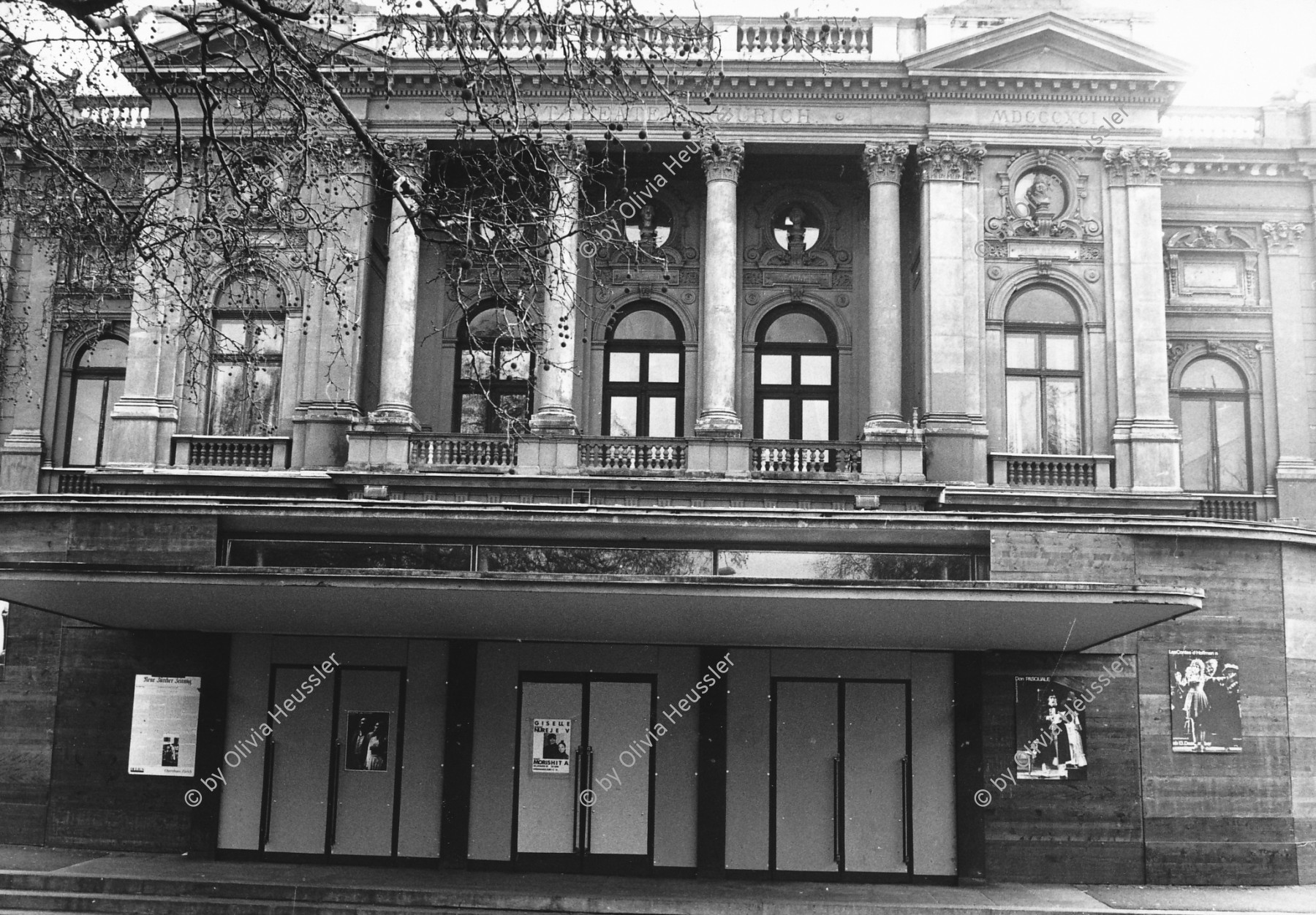 Image of sheet 19810020 photo 3: Das Opernhaus ist mit Holztafeln vor Steinwürfen der Zürcher Jugendbewegung geschützt. Zürich 1981 movement Kultur Protest Schutz Fenster Bauten Architektur Schweiz Switzerland