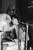 Image of sheet 19810030 photo 26: Schlagzeuger Päde Scherrer The Bucks im Volkshaus. Vorgruppe von Plasmatics.