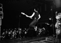 Image of sheet 19810040 photo 2: The Bucks im Volkshaus. Rams Hans Ueli Ulrich Ramseier Portrait. Vorgruppe von Plasmatics. Für Plattencover Rock Pop Punkkonzert punk music musician guitar band Zürich 1981 √