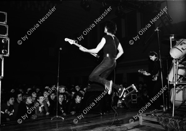 Image of sheet 19810040 photo 2: The Bucks im Volkshaus. Rams Hans Ueli Ulrich Ramseier Portrait. Vorgruppe von Plasmatics. Für Plattencover Rock Pop Punkkonzert punk music musician guitar band Zürich 1981 √