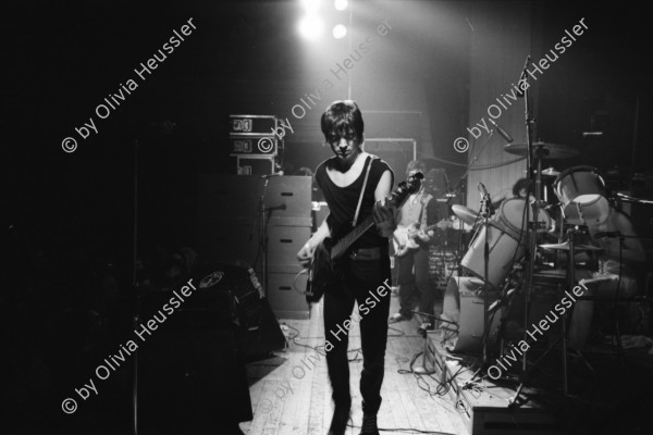 Image of sheet 19810040 photo 25: The Bucks im Volkshaus. Rams Hans Ueli Ulrich Ramseier Portrait. Vorgruppe von Plasmatics. Für Plattencover Rock Pop Punkkonzert punk music musician guitar band Zürich 1981 √