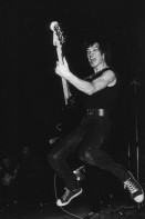 Image of sheet 19810040 photo 3: Für Plattencover Rock Pop Punkkonzert
punk music musician guitar band 
 Zürich 1981 √