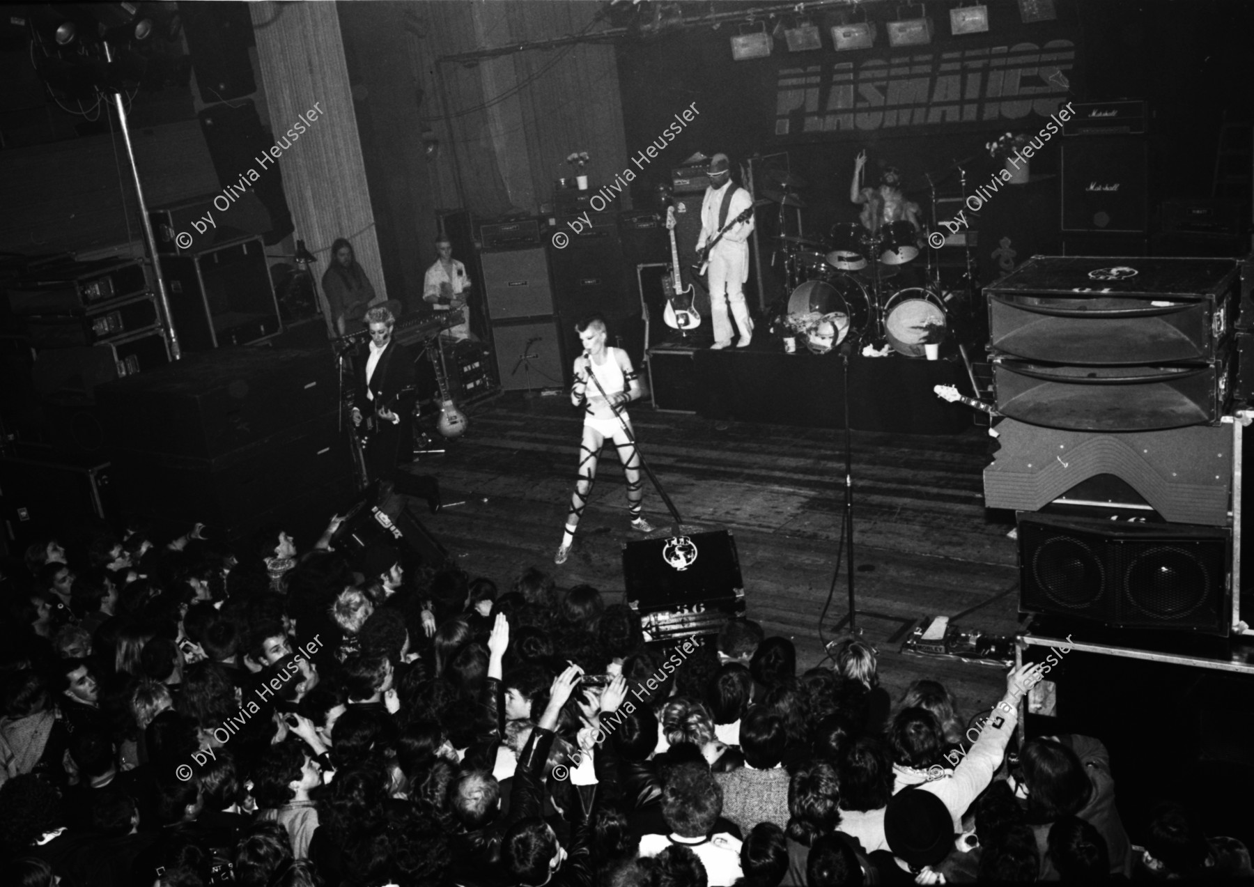 Image of sheet 19810040 photo 31: Hitlergruss im Publikum als Protest gegen The Plasmatics USA im Zuercher Volkshaus Zürich 1981