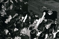 Image of sheet 19810040 photo 37: frtsg. 810030 Während einem Konzert von  The Plasmatics USA im Zürcher Volkshaus, zeigen einige aus dem Publikum aus Protest für die faschistische Show den Hitlergruss 
Jugendbewegung Jugend AJZ Bewegung
Zürich movement 1981 √