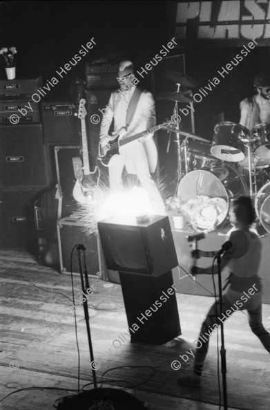 Image of sheet 19810050 photo 14: Show Plasmatics anschl. Sprengung von TV Kasten Virgin Agency Brand und Stürmung vom Konzert Volkshaus Zürich