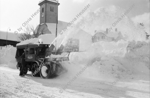 Image of sheet 19810071 photo 17: Schneefraese Le Sentier im Nebel, Vallée de Joux, Kanton Waadt 1981.
Schneeräumungs Maschine Strasse