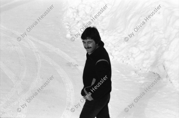 Image of sheet 19810071 photo 5: Jean Daniel Aubert in Le Sentier Vallée de Joux mit viel Schnee, Kanton Waadt 1981.