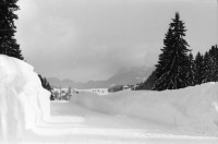 Image of sheet 19810071 photo 8: Le Sentier Vallée de Joux mit viel Schnee, Kanton Waadt 1981.