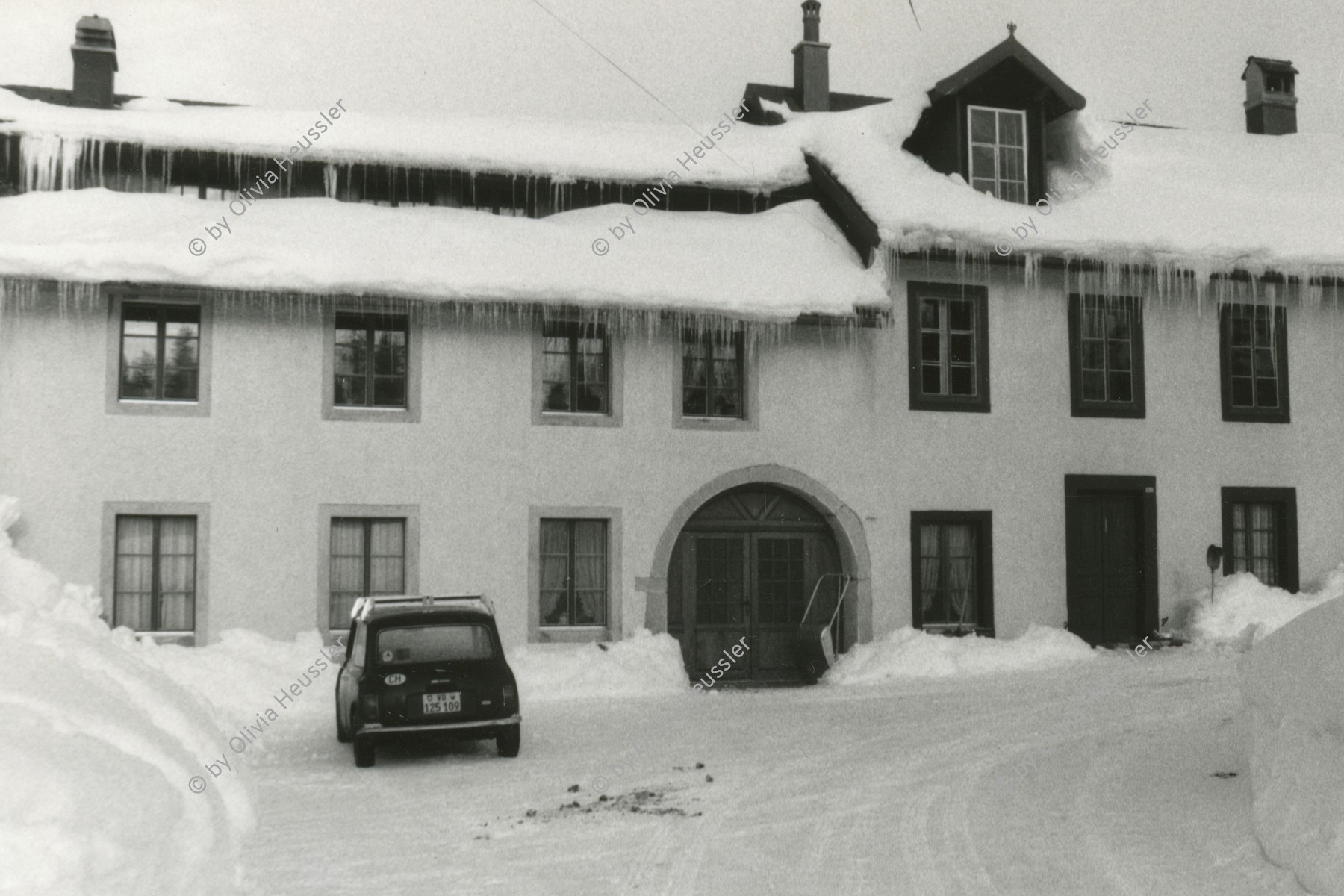 Image of sheet 19810072 photo 14: frtsg. 810070 Vallée de Joux  Jurahaus Radfahrer im Schnee Le Sentier Vaud Waadt 1981
√