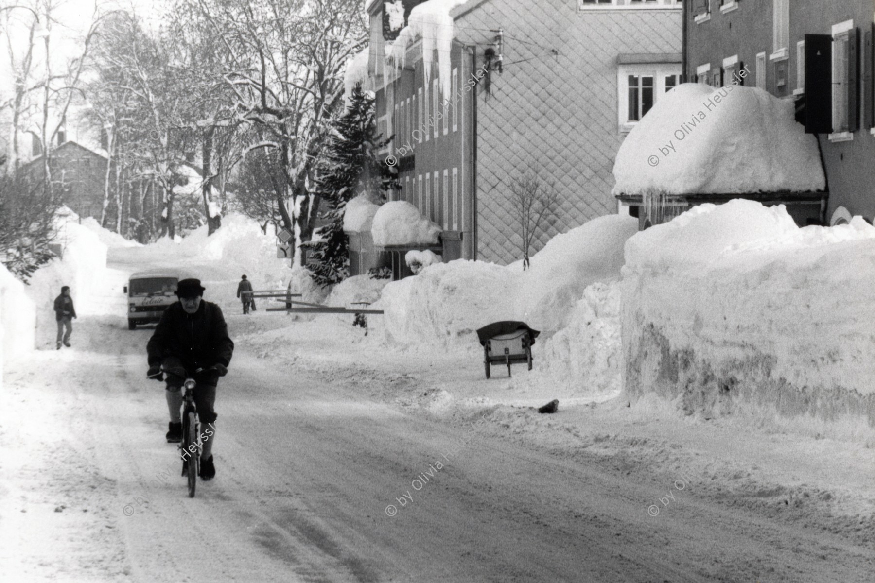 Image of sheet 19810072 photo 16: frtsg. 810070 Vallée de Joux  Radfahrer im Schnee Velo vor Jaeger le Coultre.  Le Sentier Vaud Waadt 1981 √