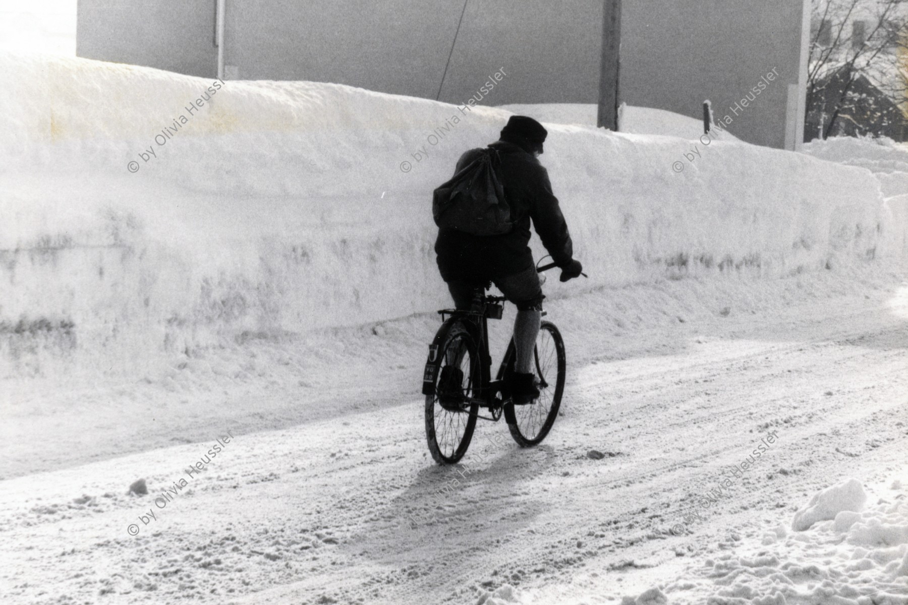 Image of sheet 19810072 photo 18: frtsg. 810070 Vallée de Joux Radfahrer im Schnee vor Jaeger le Coultre. Le Sentier Vaud Waadt 1981 √