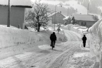 Image of sheet 19810072 photo 19: frtsg. 810070 Vallée de Joux Radfahrer im Schnee vor Jaeger le Coultre. Le Sentier Vaud Waadt 1981
√