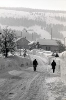 Image of sheet 19810072 photo 20: frtsg. 810070 Vallée de Joux Jurahaus Radfahrer im Schnee Le Sentier Vaud Waadt 1981 √ Velo