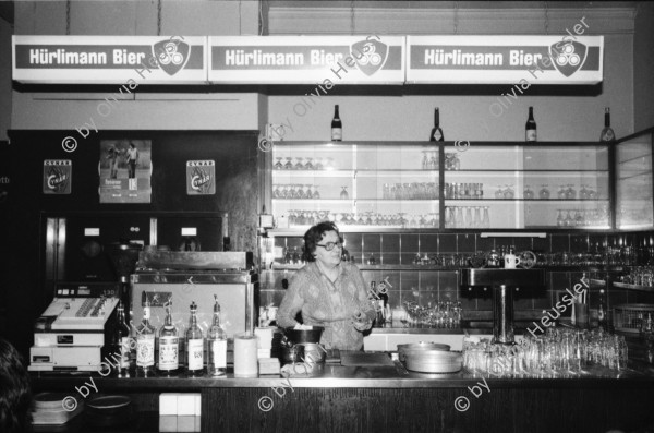 Image of sheet 19810100 photo 11: Restaurant Krokodil an der Langstrasse mit Wirtin am Ausschank, Zuerich 1981.