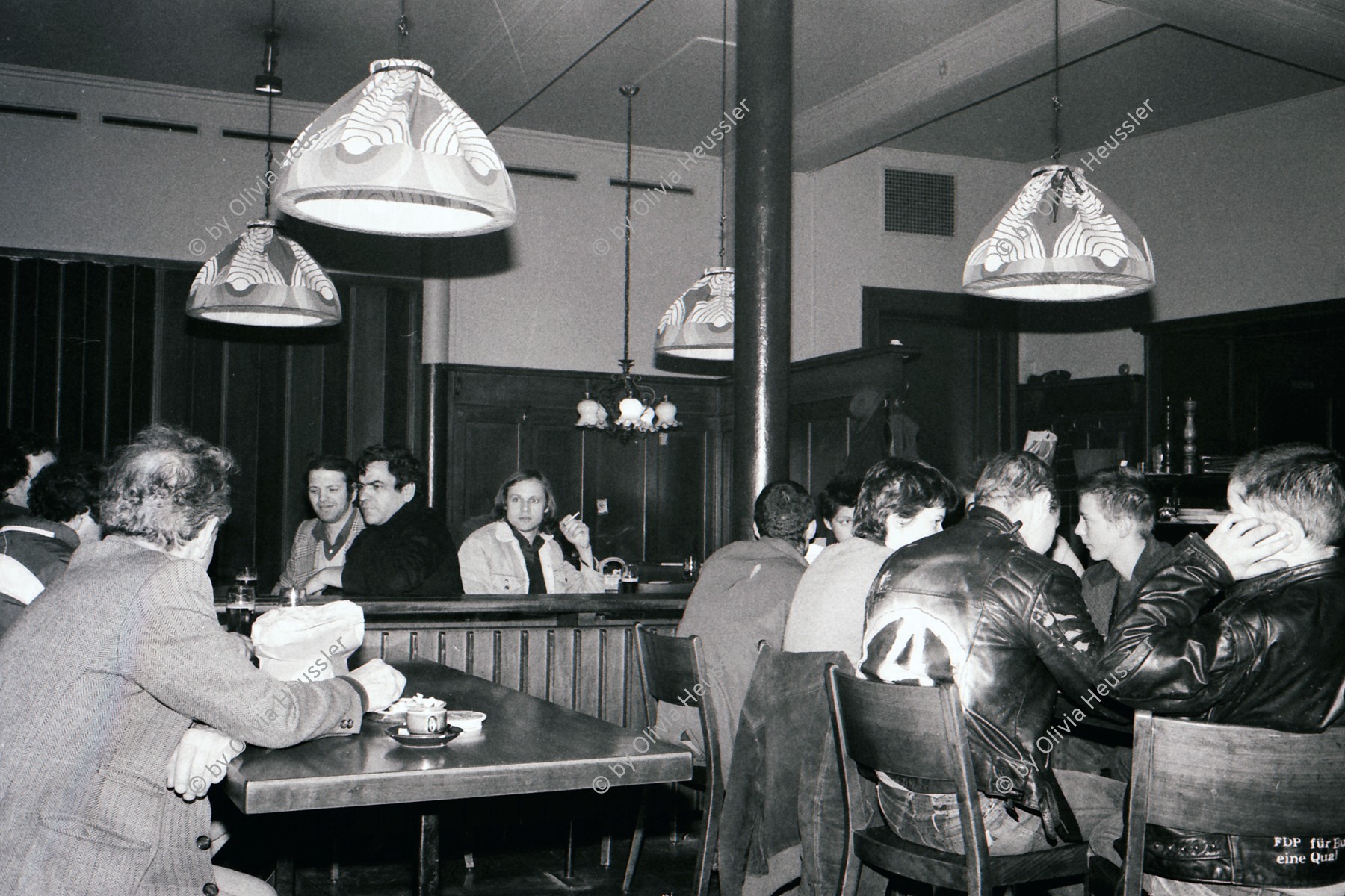 Image of sheet 19810100 photo 14: Restaurant Krokodil an der Langstrasse mit Wirtin und jungen Gästen
Zürich 1981 √ People Aussersihl Kreis 4 vier