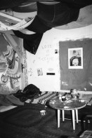 Image of sheet 19810110 photo 19: Jugendzentrum, AJZ in Basel 1981. Innenräume mit zahlreichen Graffittis Szene Doppelbelichtung Velosolex