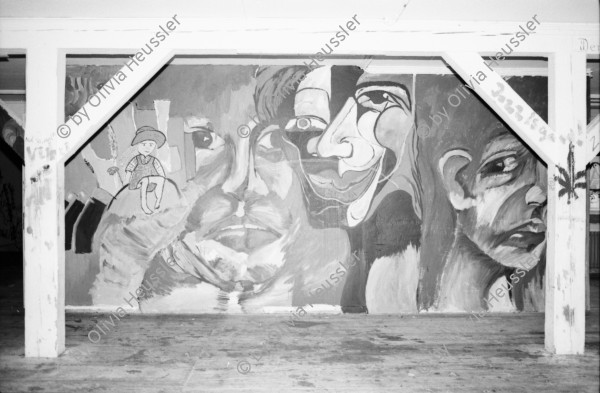 Image of sheet 19810110 photo 22: Jugendzentrum AJZ im ehemaligen Postgebäude an der Hofstrasse in Basel, 1981.
Graffitis Wandmalerei Art