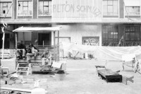 Image of sheet 19810110 photo 30: Jugendzentrum AJZ im ehemaligen Postgebäude an der Hofstrasse in Basel, 1981.
zahlreiche Graffitis Szene im Hof 'Beton schmiltzt'