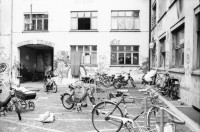 Image of sheet 19810110 photo 31: Jugendzentrum AJZ im ehemaligen Postgebäude an der Hofstrasse in Basel, 1981.
velo moped töffli
