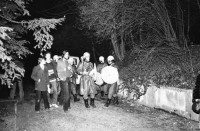 Image of sheet 19810130 photo 20: SP-Gemeinderat Andreas Gross und Polizei-Beamte vor dem besetzten Schindlergut, Zürich, 1981.