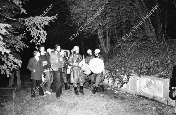 Image of sheet 19810130 photo 20: SP-Gemeinderat Andreas Gross und Polizei-Beamte vor dem besetzten Schindlergut, Zürich, 1981.