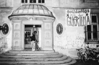 Image of sheet 19810130 photo 4: Das Schindlergut ist besetzt. Zürich, 19. Maerz 1981. Spruchband Transparent Solidaritaet mit der Guerilla 
Zürich Kreis 6 Schweiz Protest Jugendbewegung Soziales Spray Graffitti Eingang