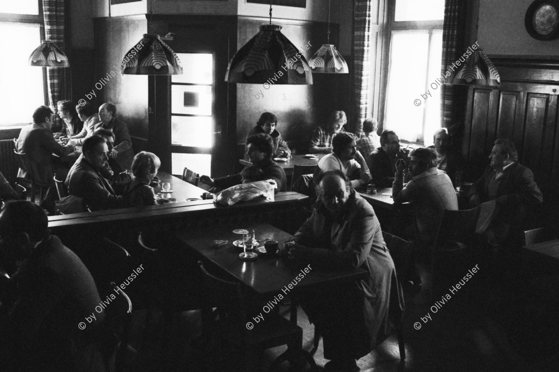 Image of sheet 19810140 photo 13: Restaurant Krokodil Besucher Menschen Innenansicht Langstrasse Zürich am 21. Maerz 1981 Kreis 4 Aussersihl √