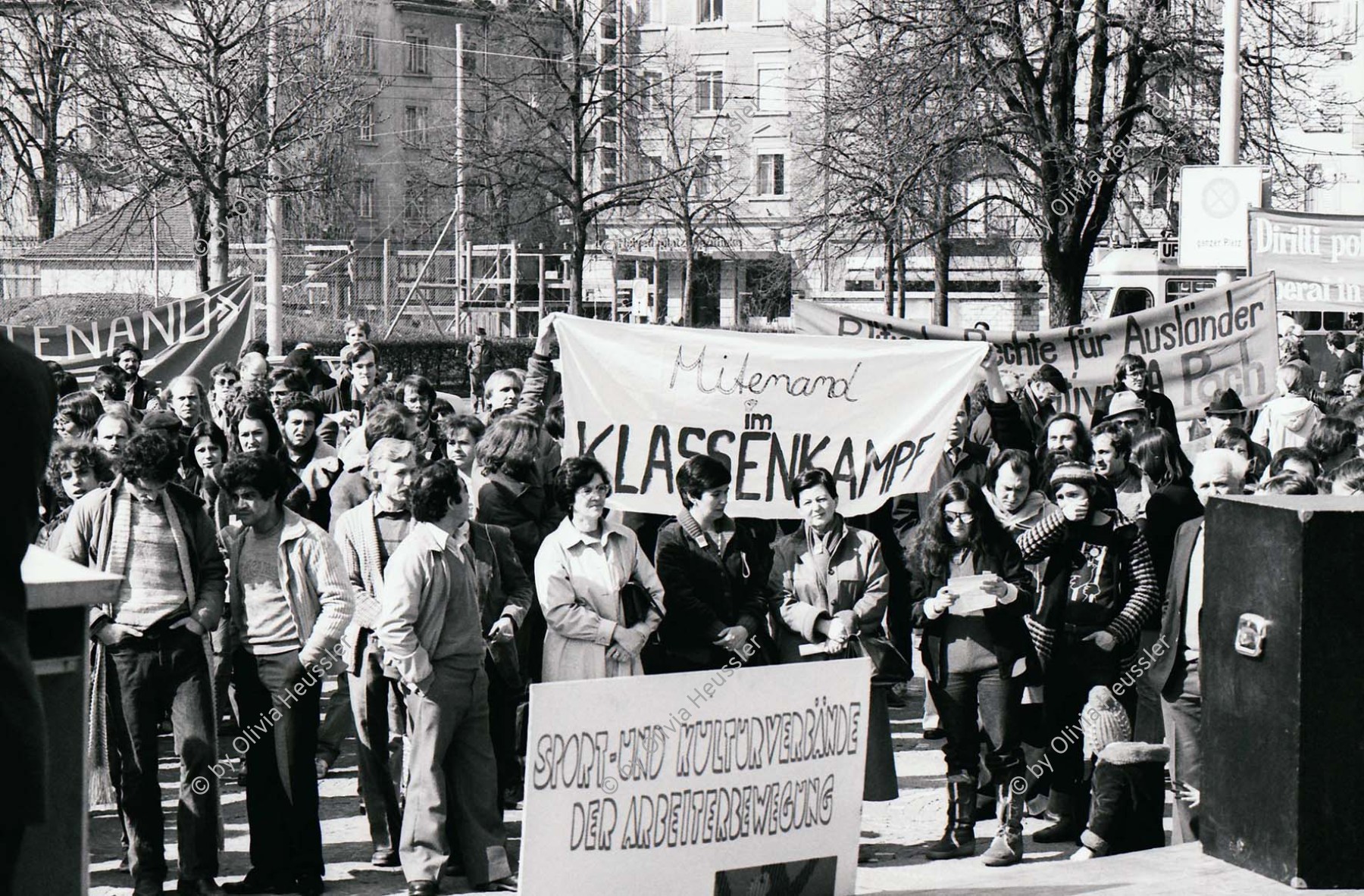 Image of sheet 19810150 photo 23: Am Fest fuer die Mitenand Initiative für Fremdarbeiter auf dem Helvetiaplatz in
Zürich 1981.