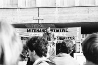 Image of sheet 19810150 photo 9: Helvetiaplatz Mitenand Initiative für Fremdarbeiter. Nationalrat Hansjörg Braunschweig SP als Redner Andreas Zurbuchen Photograph Arbeiter Journalisten mit Erich Schmid. Restaurant Krokodil Innenansicht. Key 1981 Zürich