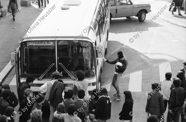 Image of sheet 19810161 photo 12: Frühlingsdemonstration vor dem Opernhaus, Bellevue Zuerich 1981.
Jugendbewegung AJZ Bewegung Zürich 1980
Ausstellung 2020 Ziegel oh Lac