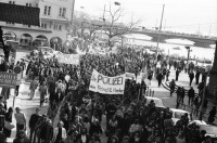 Image of sheet 19810161 photo 13: Frühlingsdemonstration vor dem Opernhaus, Bellevue Zuerich 1981.
Jugendbewegung AJZ Bewegung Zürich 1980
Ausstellung 2020 Ziegel oh Lac
