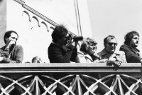 Image of sheet 19810161 photo 14: Gaffer auf der Grossmünster Terrasse beobachten die Frühlingsdemonstration mit 10'000 empörter Bürger, Zuerich 1981. Ziviler photographiert auf Limmatquai. Camera Kamera 
Jugendbewegung Bewegung Zürich 1980 √
© 1980, Olivia Heussler / www.clic.li