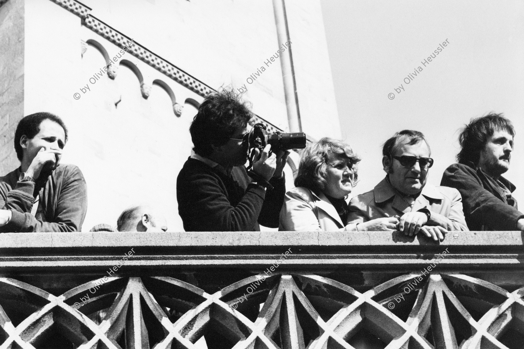 Image of sheet 19810161 photo 14: Gaffer auf der Grossmünster Terrasse beobachten die Frühlingsdemonstration mit 10'000 empörter Bürger, Zuerich 1981. Ziviler photographiert auf Limmatquai. Camera Kamera 
Jugendbewegung Bewegung Zürich 1980 √
© 1980, Olivia Heussler / www.clic.li