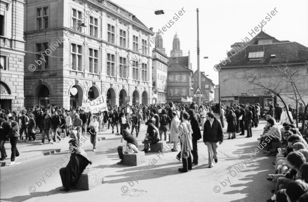 Image of sheet 19810161 photo 20: Frühlingsdemonstration -10'000 empörte Bürger 21. 3. 1981 Zürich Schweiz Kreis 1 
Jugendbewegung Protest Bellevue Platz Oper Sächsilüteplatz Sechseläutenplatz √