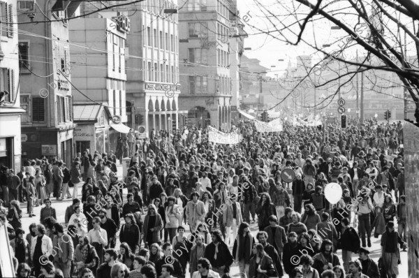 Image of sheet 19810161 photo 25: Frühlingsdemonstration -10'000 empörte Bürger 21. 3. 1981 Zürich Schweiz Kreis 1 
Jugendbewegung Protest Bellevue Platz Oper Sächsilüteplatz Sechseläutenplatz √