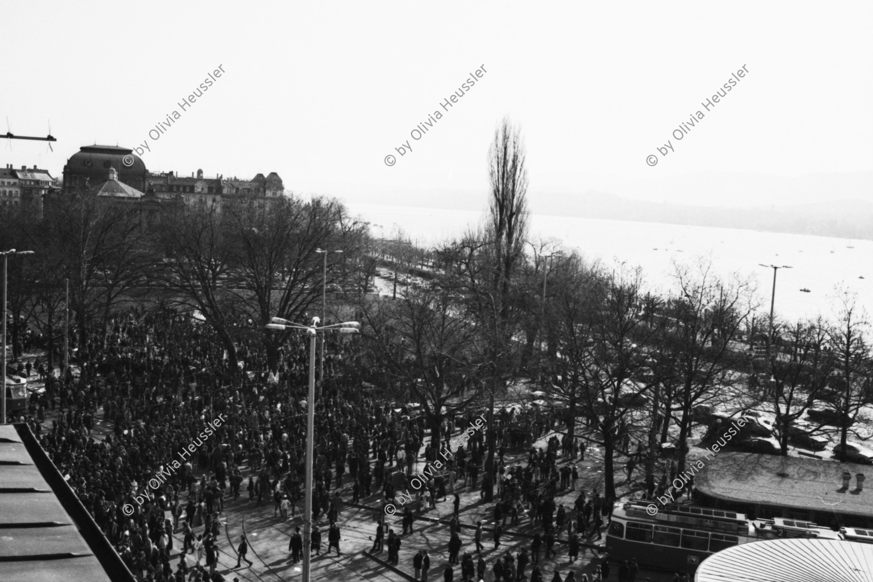 Image of sheet 19810161 photo 3: Frühlingsdemonstration -10'000 empörte Bürger fotographiert von der Dachterasse vom vorderen Sternen Restaurant. 21. 3. 1981 Zürich Schweiz Kreis 1 
Jugendbewegung Protest Bellevue Platz Oper Sächsilüteplatz Sechseläutenplatz
√