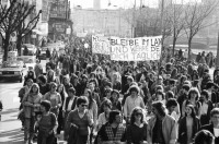 Image of sheet 19810161 photo 30: Frühlingsdemonstration -10'000 empörte Bürger fotographiert von der Dachterasse vom vorderen Sternen Restaurant. 21. 3. 1981 Zürich Schweiz Kreis 1 
Jugendbewegung Protest Bellevue Platz Oper Sächsilüteplatz Sechseläutenplatz
√