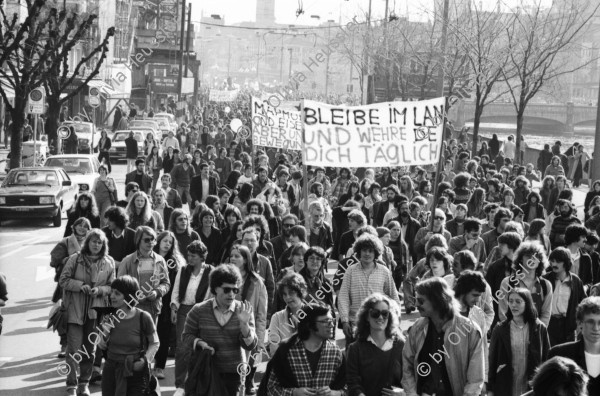 Image of sheet 19810161 photo 30: Frühlingsdemonstration -10'000 empörte Bürger fotographiert von der Dachterasse vom vorderen Sternen Restaurant. 21. 3. 1981 Zürich Schweiz Kreis 1 
Jugendbewegung Protest Bellevue Platz Oper Sächsilüteplatz Sechseläutenplatz
√