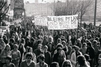Image of sheet 19810161 photo 31: Frühlingsdemonstration -10'000  empörte Bürger. 'Bleibe im Land und wehre dich täglich' Transpi 'Für ein autonomes Jugendzentrum'
Jugendbewegung AJZ Bewegung Zürich Kreis eins 1 Schweiz Switzerland Europe
Youth movement Zürich 1981 √