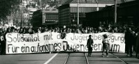 Image of sheet 19810161 photo 32: Frühlingsdemonstration  10'000  empörte Bürger und Bürgerinnen. 'Für ein autonomes Jugendzentrum' 
Solidarität mit der Jugendbewegung AJZ Bewegung 
Youth movement Zürich 1981 √
