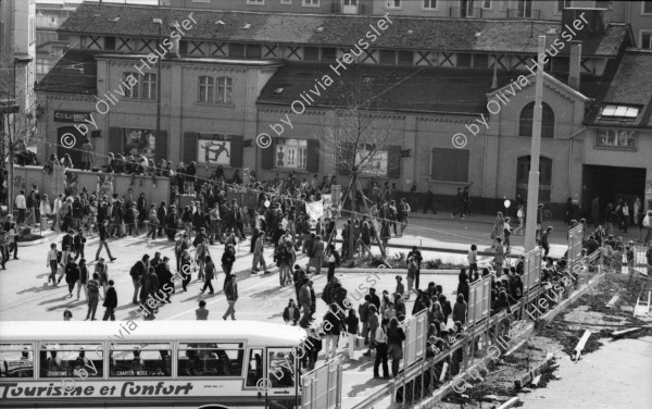 Image of sheet 19810161 photo 33: Frühlingsdemonstration -10'000 empörte Bürger fotographiert von der Dachterasse vom vorderen Sternen Restaurant. 21. 3. 1981 Zürich Schweiz Kreis 1 
Jugendbewegung Protest Bellevue Platz Oper Sächsilüteplatz Sechseläutenplatz
√