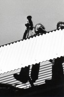 Image of sheet 19810161 photo 37: Video-Filmer Parkhaus-Terrasse während Frühlingsdemonstration beim Carparkplatz, Zürich 1980.
Jugendbewegung AJZ Bewegung 
Youth movement protest
