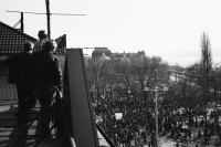 Image of sheet 19810161 photo 4: Frühlingsdemonstration -10'000 empörte Bürger fotographiert von der Dachterasse vom vorderen Sternen Restaurant. 21. 3. 1981 Zürich Schweiz Kreis 1 Zivile Polizeibeamte beobachten die Demonstration aus sicherer Distanz Polizei Zivile
Jugendbewegung Protest Bellevue Platz Oper Sächsilüteplatz Sechseläutenplatz