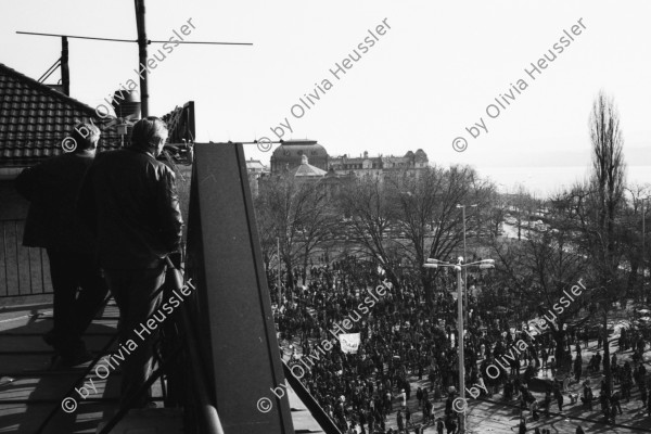 Image of sheet 19810161 photo 4: Frühlingsdemonstration -10'000 empörte Bürger fotographiert von der Dachterasse vom vorderen Sternen Restaurant. 21. 3. 1981 Zürich Schweiz Kreis 1 Zivile Polizeibeamte beobachten die Demonstration aus sicherer Distanz Polizei Zivile
Jugendbewegung Protest Bellevue Platz Oper Sächsilüteplatz Sechseläutenplatz