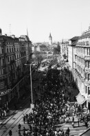 Image of sheet 19810161 photo 5: Frühlingsdemonstration -10'000  empörte Frühlingsdemonstration -10'000 empörte Bürger fotographiert von der Dachterasse vom vorderen Sternen Restaurant. 21. 3. 1981 Zürich Schweiz Kreis 1 Jugendbewegung Protest
----
An der bewilligten 'Frühlingsdemonstration' nehmen rund 8’000 Personen teil. Als der Zug das AJZ erreicht, dringen Tausende in das Areal des AJZ ein, während ein Teil des Zuges seinen Weg Richtung Helvetiaplatz fortsetzt. Am Abend räumt die Polizei das Gelände des AJZ: Gewalttätige Auseinandersetzungen und Sachbeschädigungen in der Gegend des Hauptbahnhofs.
Heinz Ning